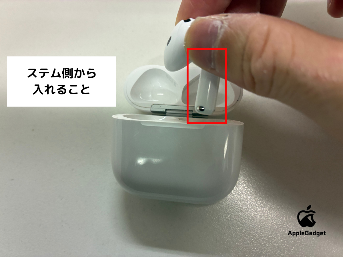 AirPods4 ケースに入れる充電方法 STEP1