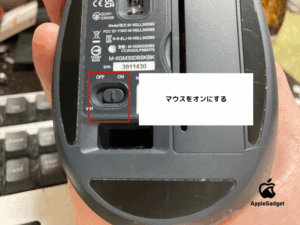 マウスの電源をつける